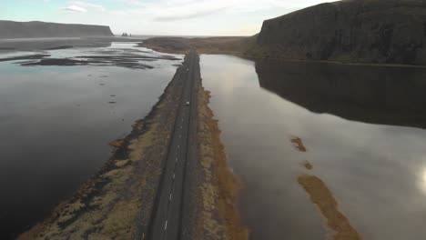 Revelación-Aérea-De-La-Impresionante-Carretera-Islandesa