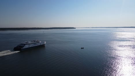 Movimiento-De-Plataforma-Rodante-En-ángulo-Del-Transbordador-Entrando-En-El-Lago-Muskegon