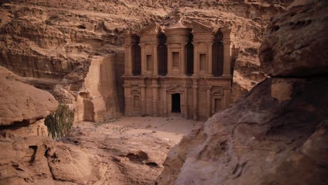 petra jordania revela el monasterio de al dayr, antiguo lugar histórico en arabia.