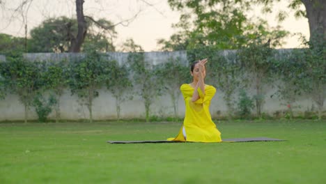 Indisches-Mädchen-Macht-Adler-Yoga-Pose