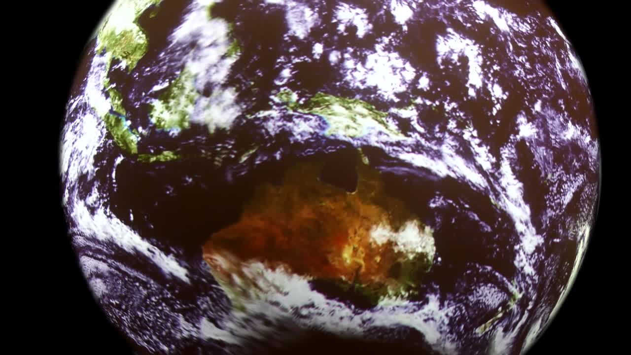 지구가 회전하고 있습니다.