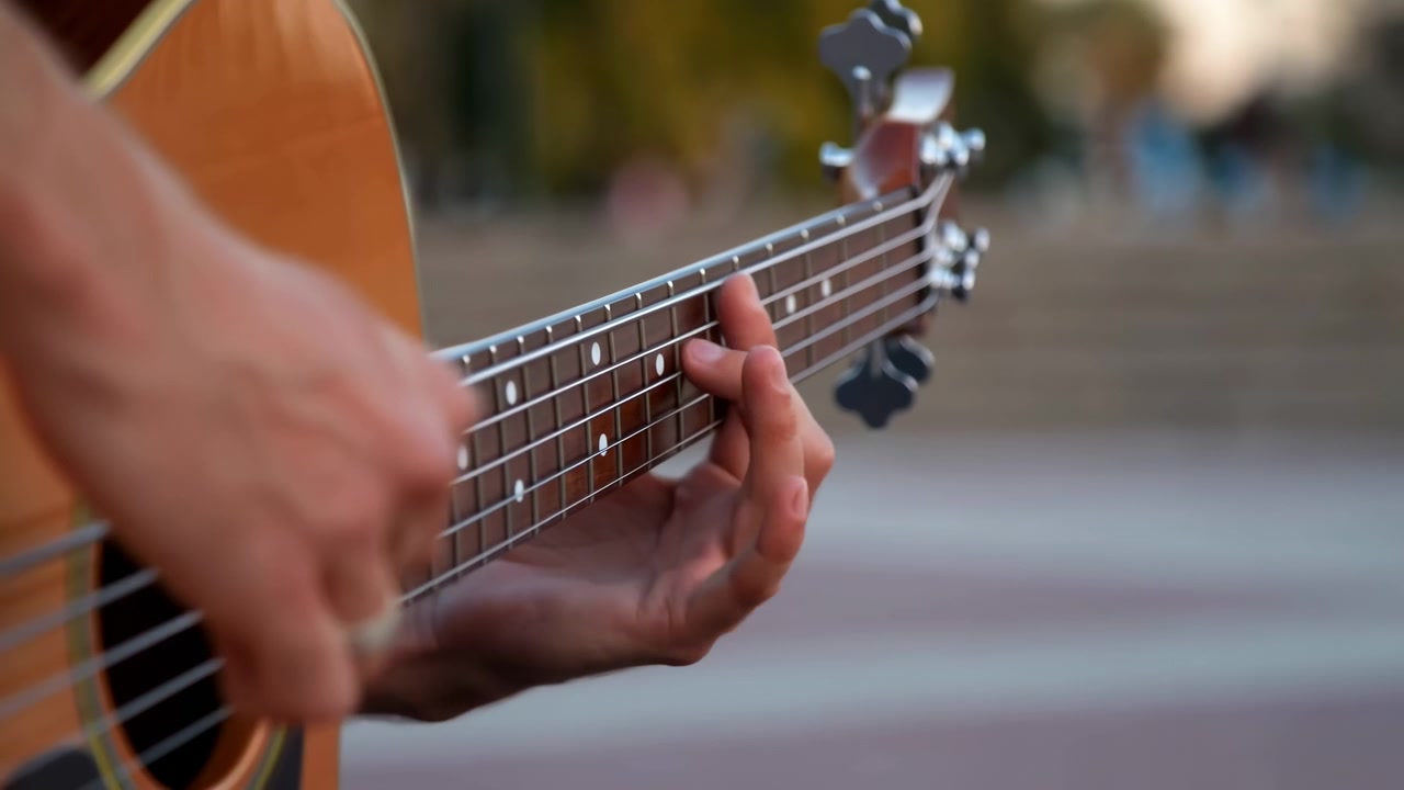 Primo piano di un basso acustico a metà sequenza di una performance di strada, che mostra le mani sulla tastiera durante
