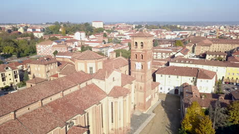 antena hacia atrás sobre santa maria assunta y la catedral de san gottardo