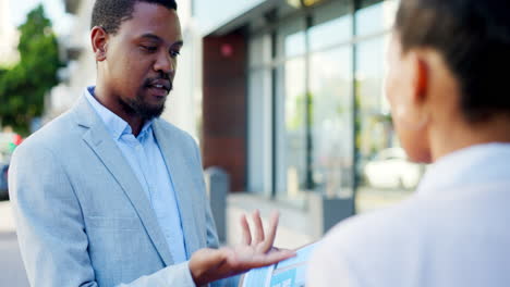 ventas, seguros y hombre de negocios negro