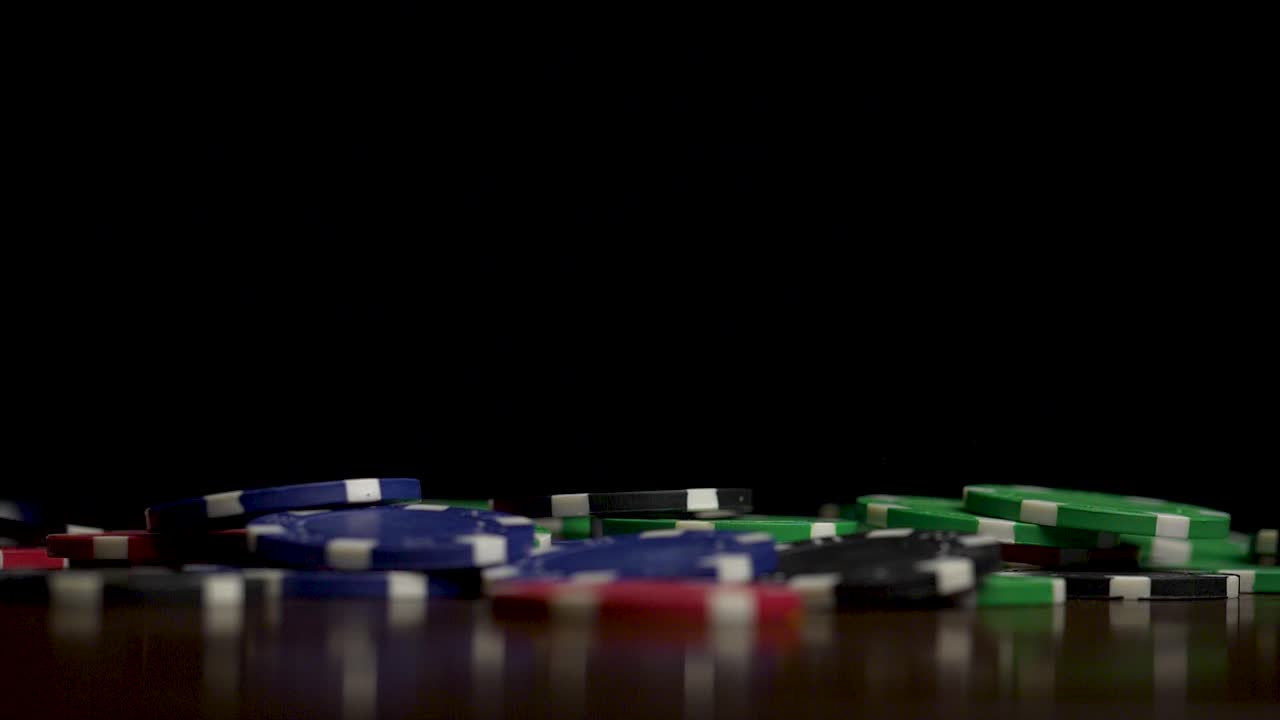 fichas de póquer en una mesa