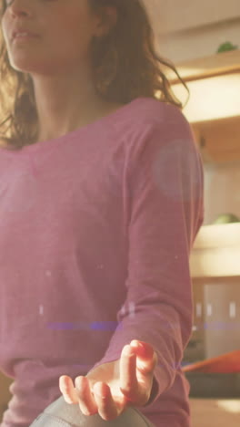 animación de puntos de luz sobre una mujer caucásica practicando yoga y meditando