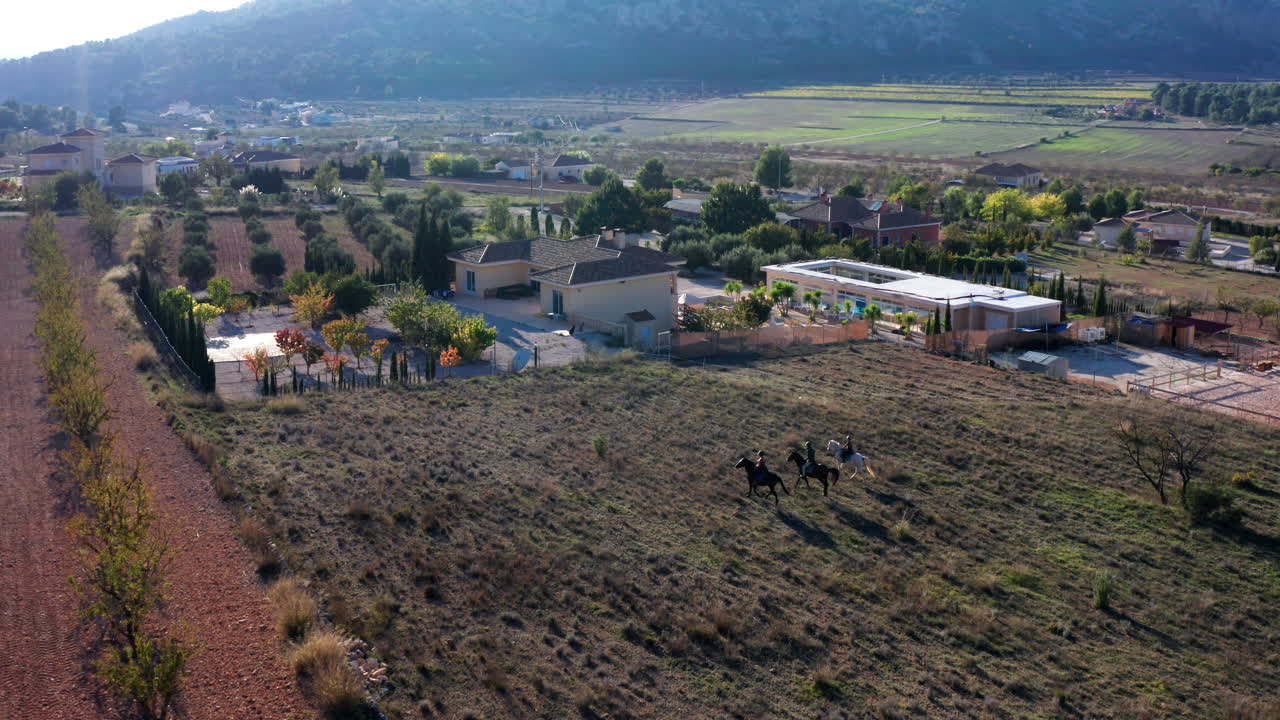tres personas a caballo en un rancho en els purgatés, alicante, españa