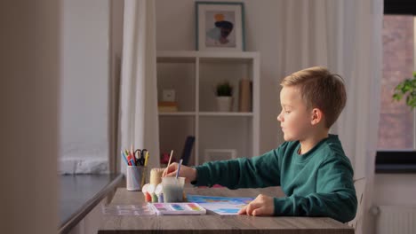 Niño-Pequeño-Dibujando-Con-Colores-En-Casa.-Concepto-De-Infancia,-Pasatiempo-Y-Arte:-Niño-Pequeño-Dibujando-Con-Colores-Y-Pincel-En-Casa