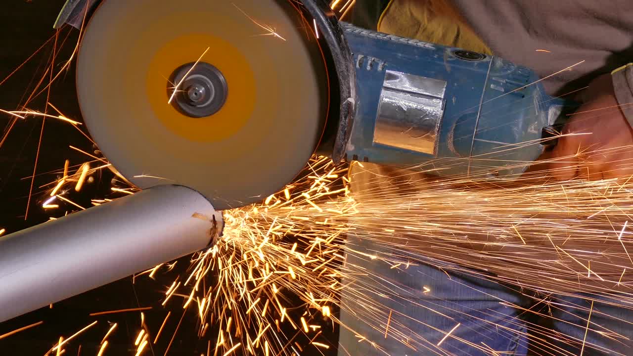 노동자는 전기  철 파이프를 잘라