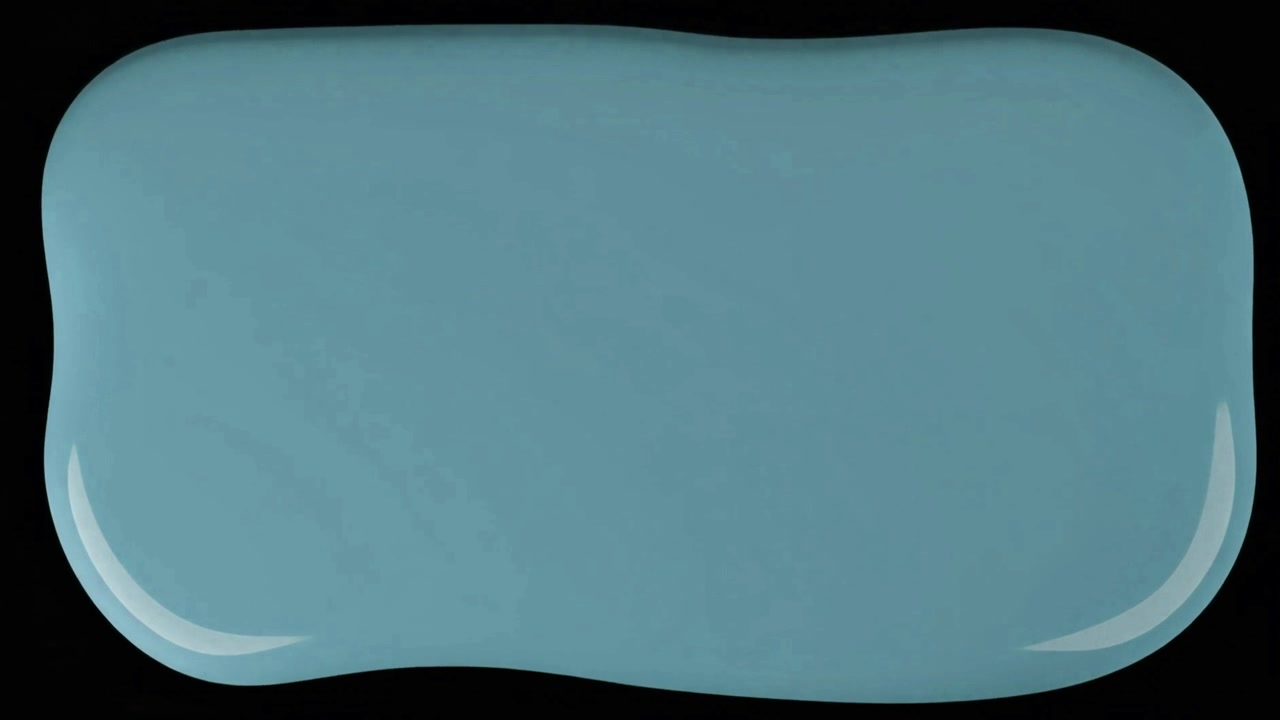 Schizzo di vernice blu che si espande su sfondo nero