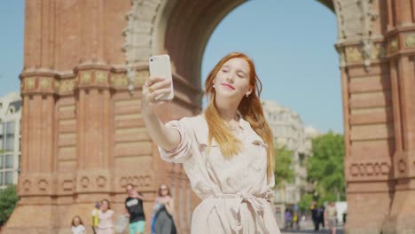 Nahaufnahme-Einer-Hübschen-Frau,-Die-Ein-Selfie-Foto-Macht.-Schönes-Mädchen-Posiert-Für-Handyfoto