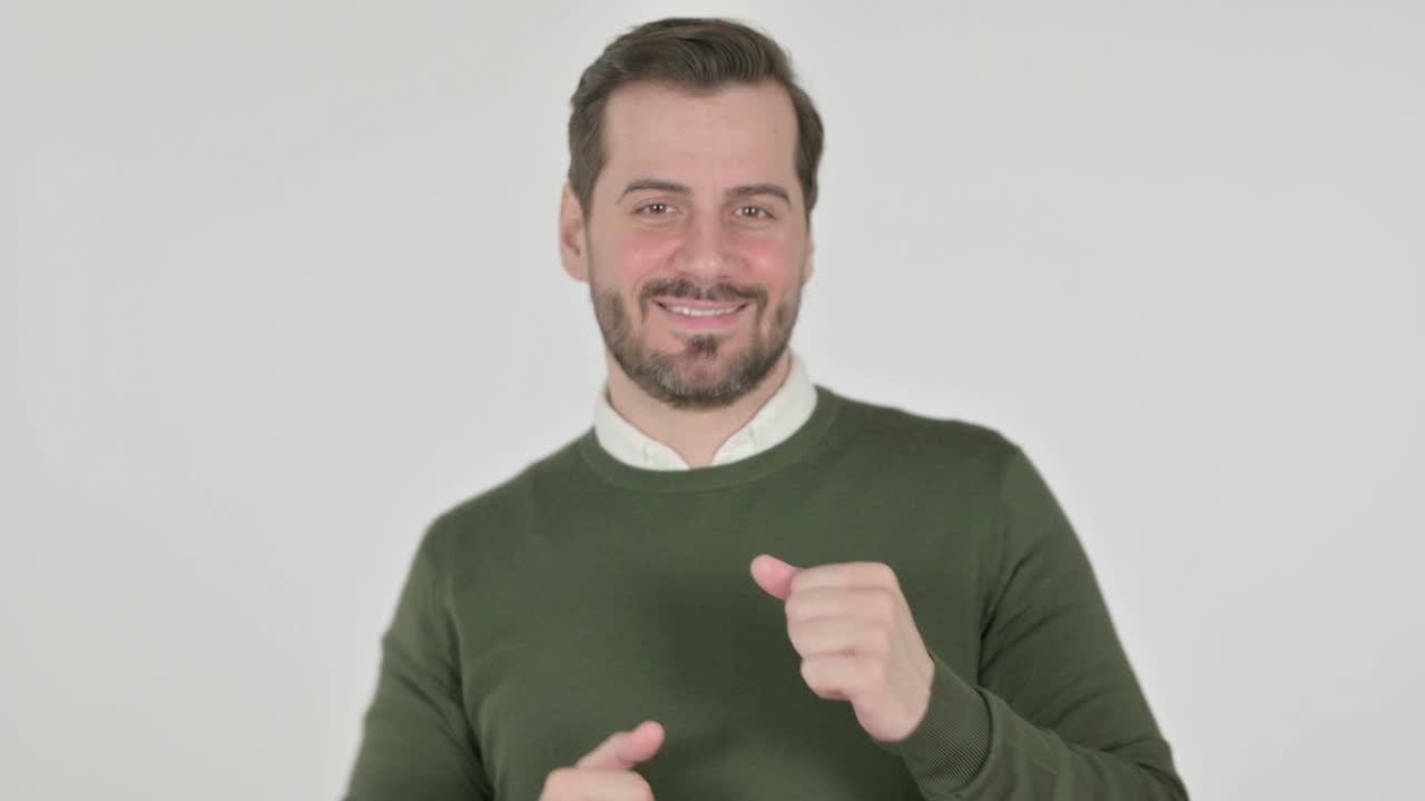 hombre feliz bailando, fondo blanco