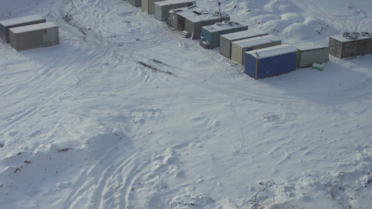 зимний городской пейзаж. городской вид с воздуха. жилые трейлеры. территория на строительной площадке.