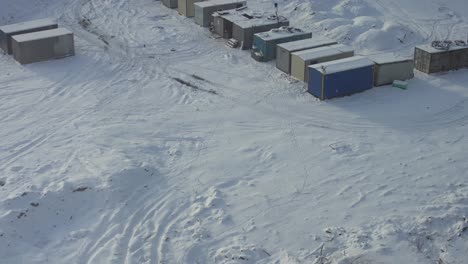 paisaje urbano de invierno. vista aérea de la ciudad. remolques residenciales. el territorio en el sitio de construcción.