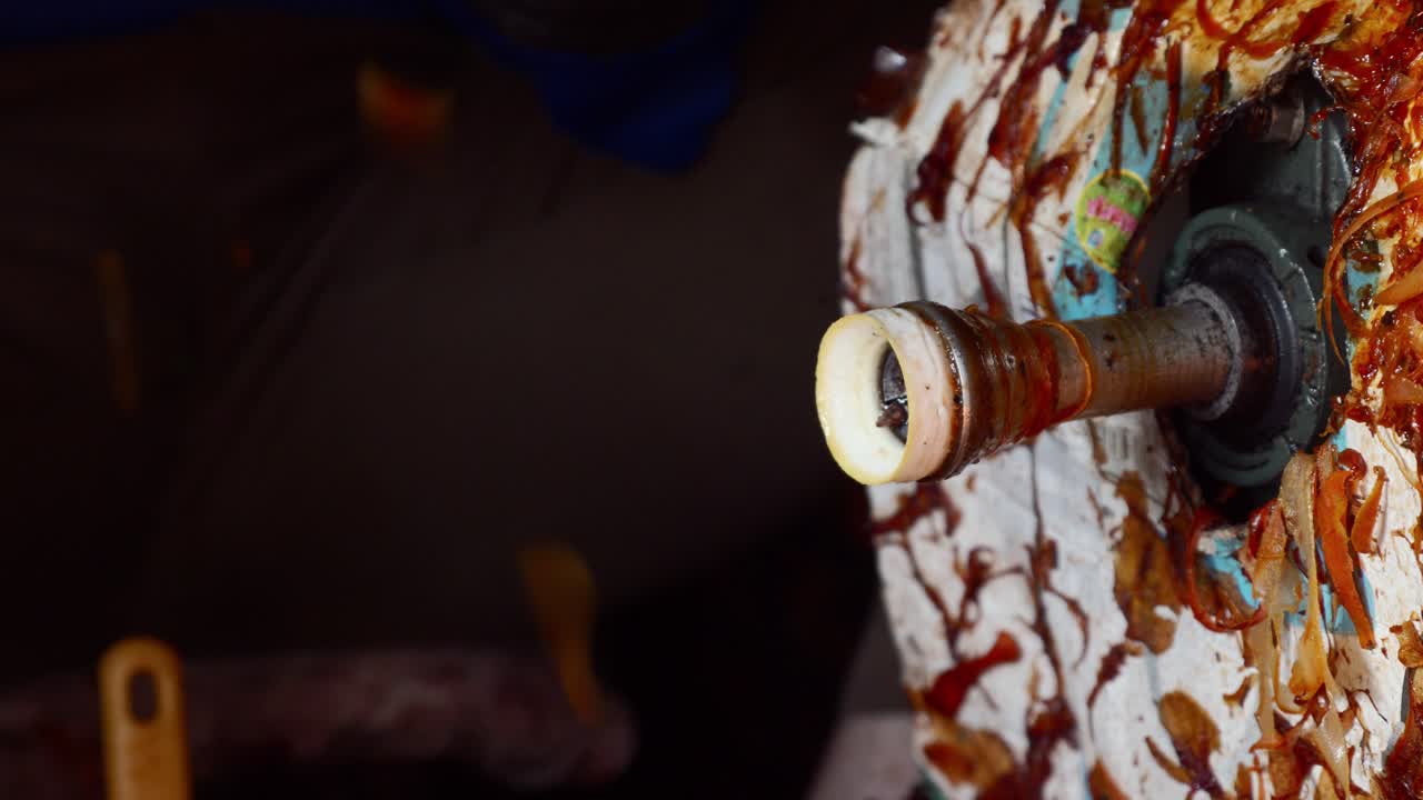 곶감을 만드는 전통적인 준비, 기계를 사용하여 감 과일 껍질을 벗기는 사람