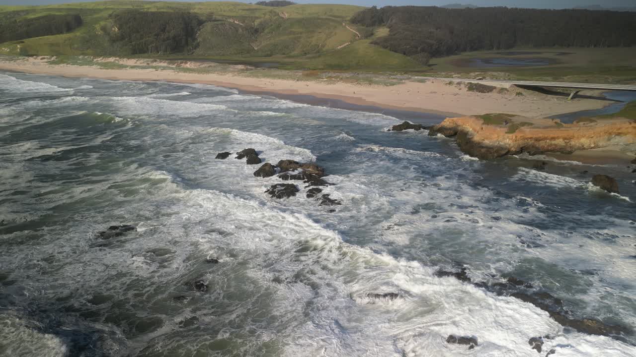 imágenes aéreas de drones sobre la playa del estado de pescadero desde la península del norte de california