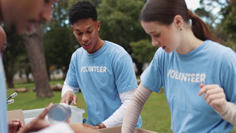 voluntarios que trabajan juntos