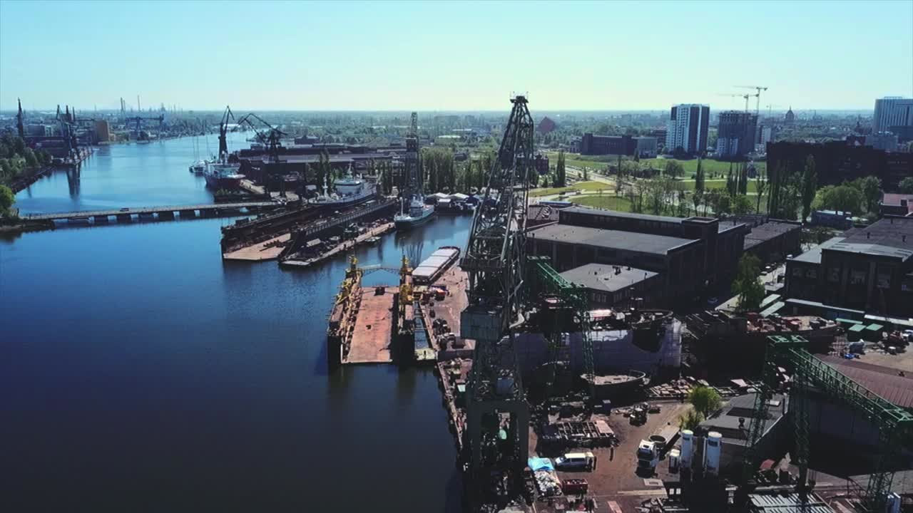 조선소에서 왼쪽으로 날아가는 드론