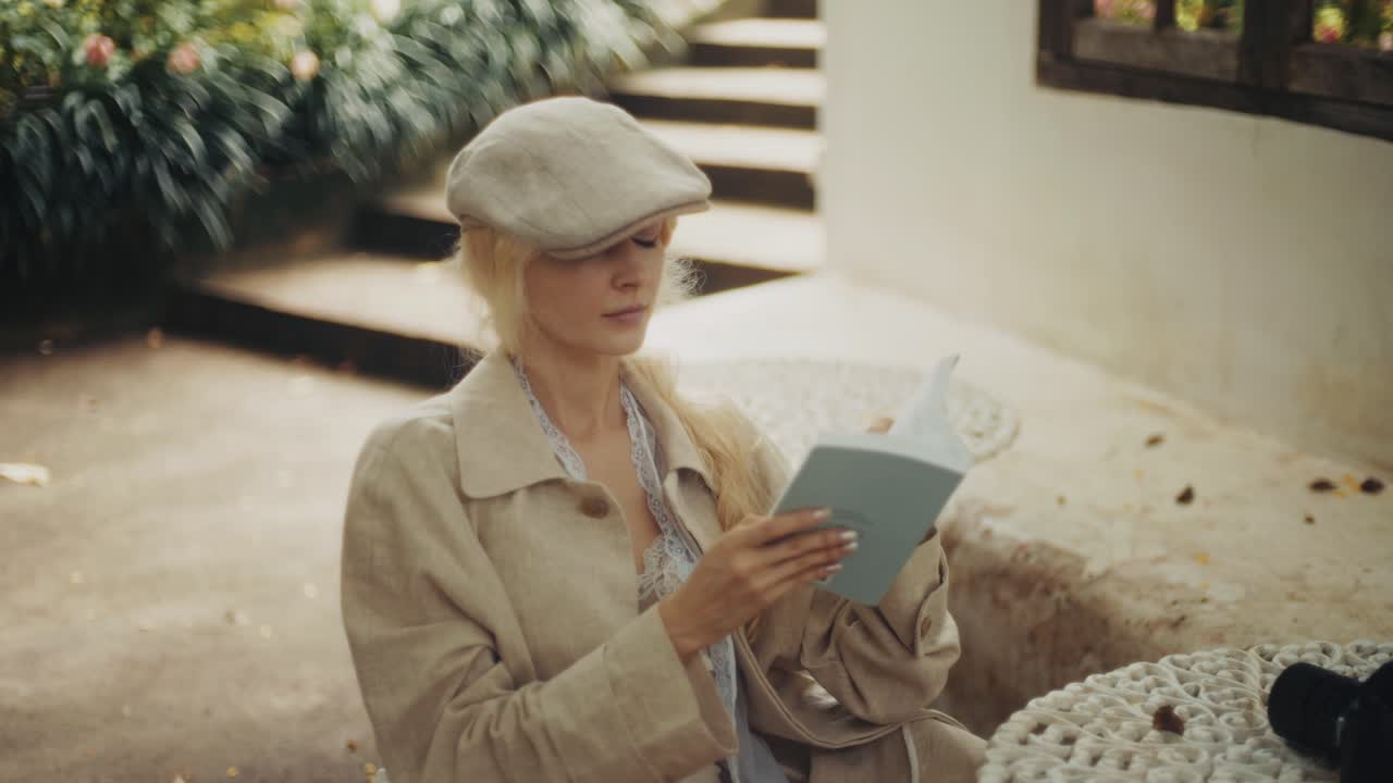 женщина читает книгу на открытом воздухе