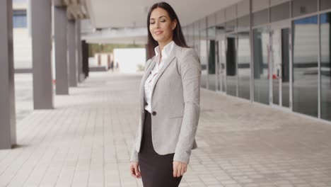 Mujer-De-Negocios-Ajustando-Su-Cabello-Al-Aire-Libre