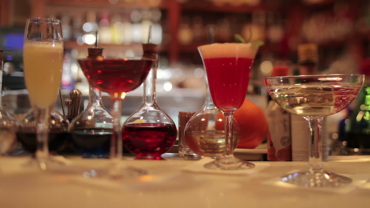 테일 바의 세련된 웨이터