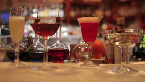 camarero elegante en un bar de cócteles
