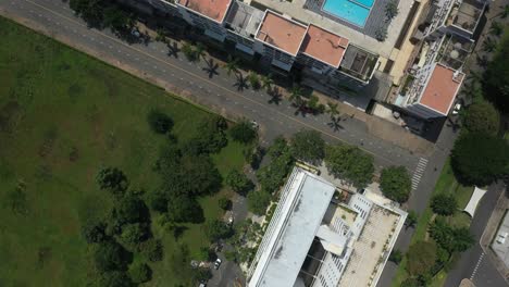 desarrollo urbano ultramoderno con edificios residenciales y comerciales de gran altura, espacios verdes y frente al río