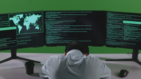 vista posteriore di un uomo asiatico stanco sviluppatore che dorme mentre scrive codice con più schermi di computer in green screen studio