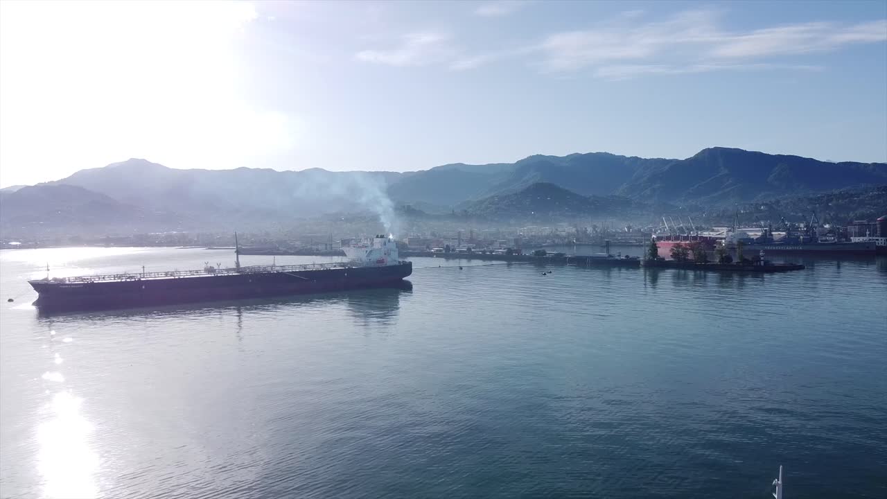 울창한 푸른 산, 은 푸른 물, 그리고 물 위에 있는 고급스러운 방갈로가 숨을 는 아름다움의 장면을 만니다.