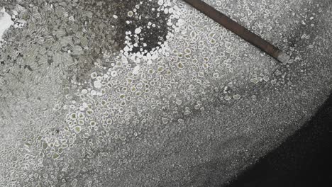 las olas redondas agua de hielo de la bahía del lago muelle marino. la textura de la naturaleza. vista aérea