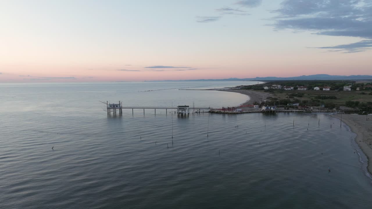 코마키오 계곡 근처의 "트라부코" 라벤나라고 불리는 이탈리아 어업 기계인 일몰 강어귀에 있는 낚시 오두막의 조감도