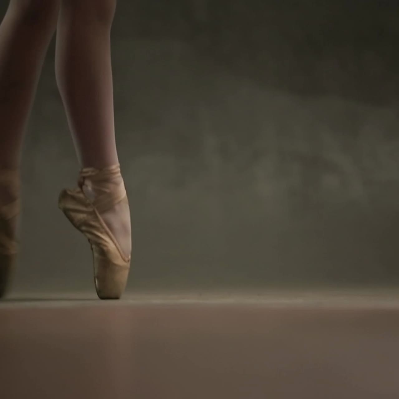 una bailarina posando en el estudio.