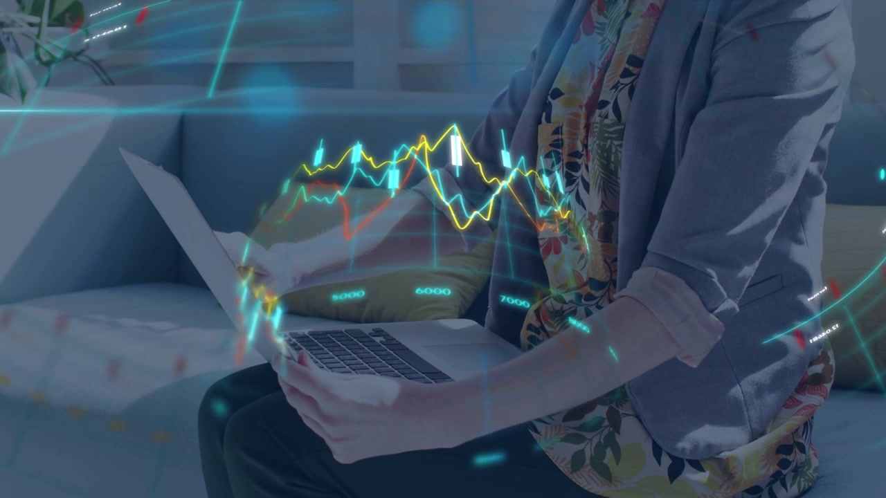 Mujer abriendo un portátil en el sofá, iniciando gráficos y líneas de análisis holográficos mientras escribe.