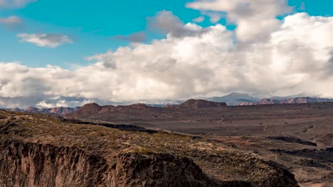 enormes nubes ondulantes sobre un terreno desértico escarpado en el sur de utah - alejar el lapso de tiempo revelar