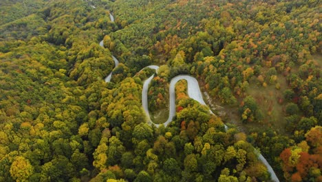 Luftaufnahmen-Einer-Kurvenreichen-Bergstraße-Im-Herbst---12