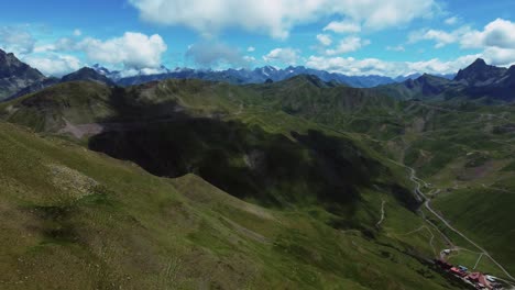 Panorama-Drohnenansicht-Der-Berge-Im-Sommer