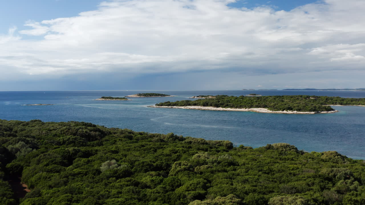 paisaje de islas con bosque denso en el parque nacional de brijuni, islas adriáticas en croacia