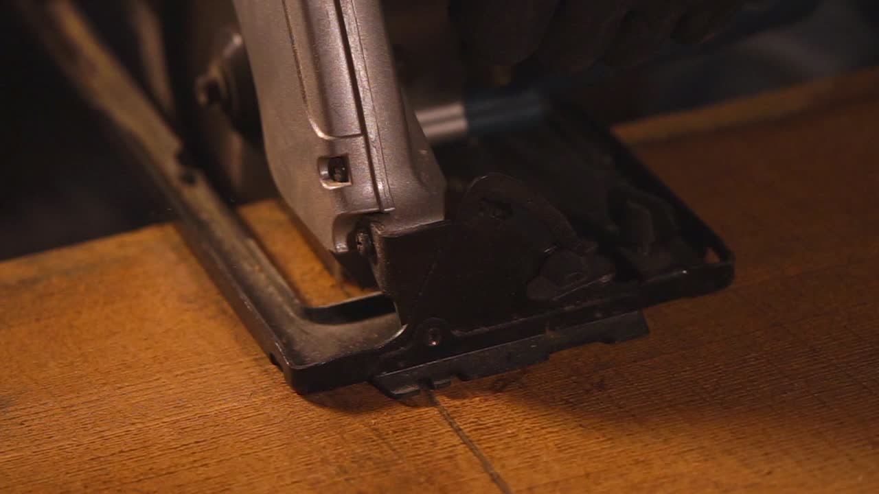 나무를 잘라내는 원형 도자기