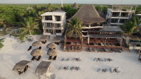 Vista-Aérea-Del-Resort-De-Lujo-En-La-Playa-De-Arena-Blanca-En-Tulum,-México