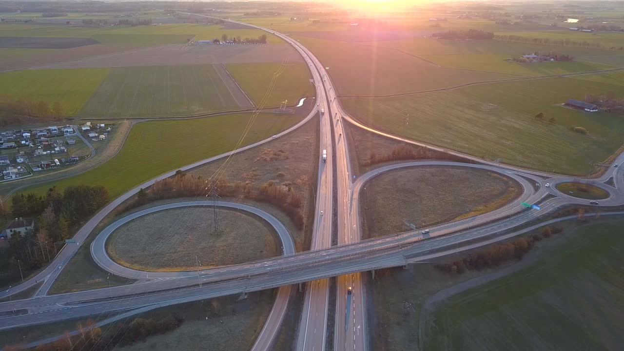 이동하는 교통 차량과 함께 고속도로 교차로의 공중 시각.