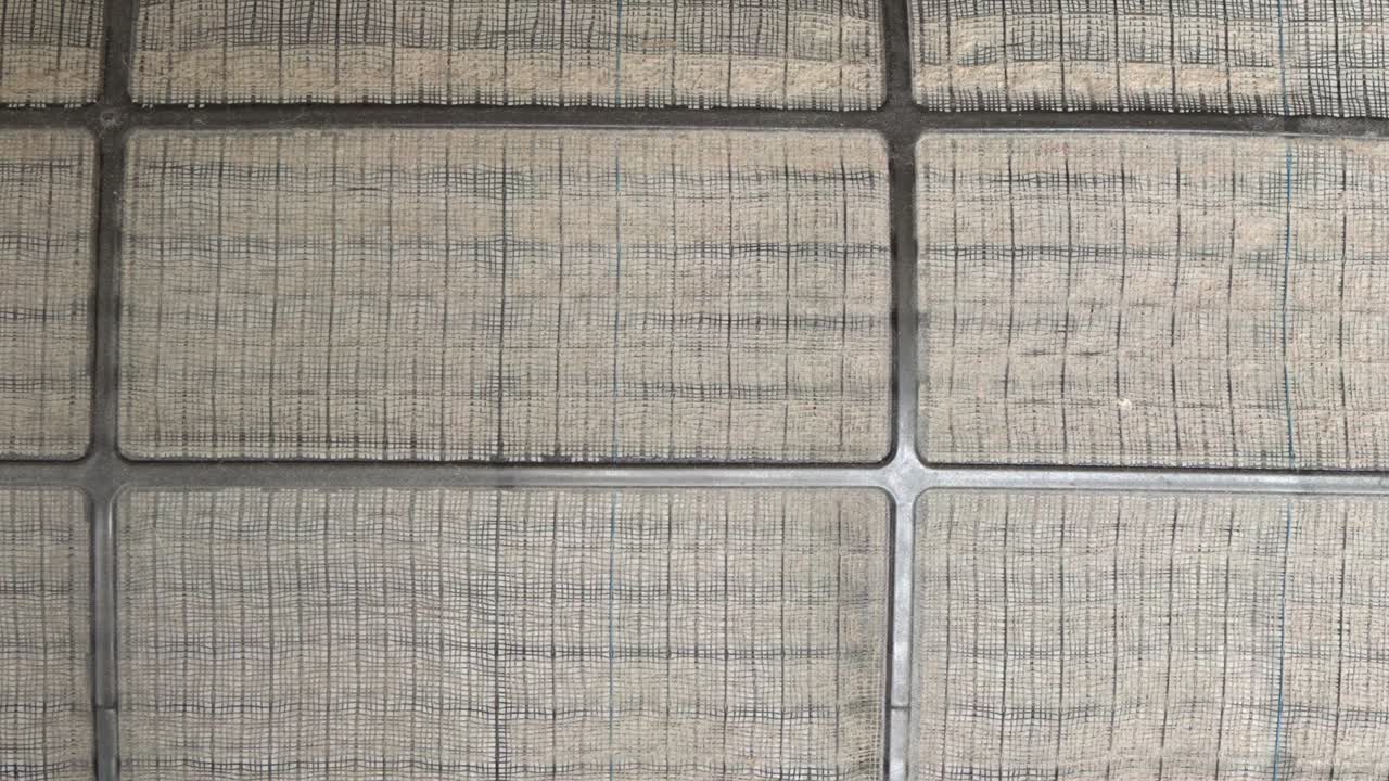 se retira el filtro de aire sucio del aire acondicionado doméstico.