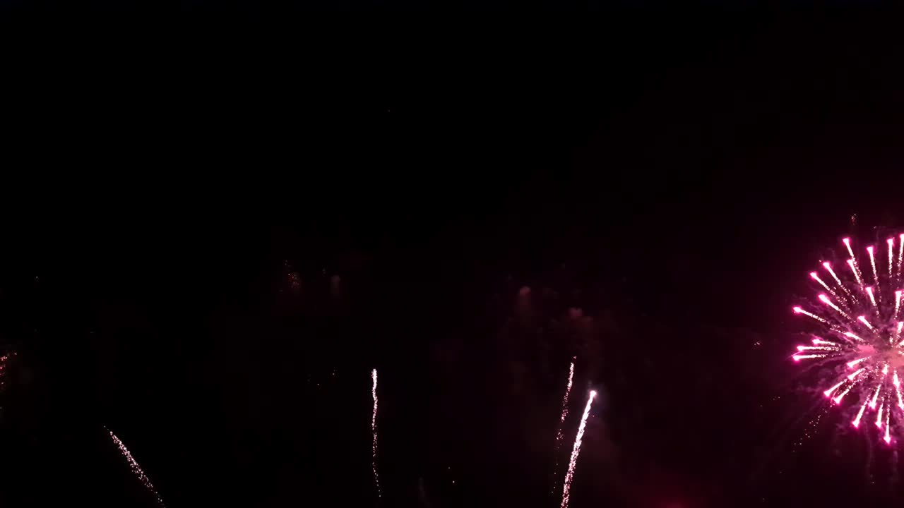 espectáculo de fuegos artificiales de celebración, coloridos fuegos artificials de año nuevo 4k