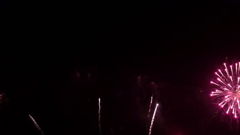 espectáculo de fuegos artificiales de celebración, coloridos fuegos artificials de año nuevo 4k