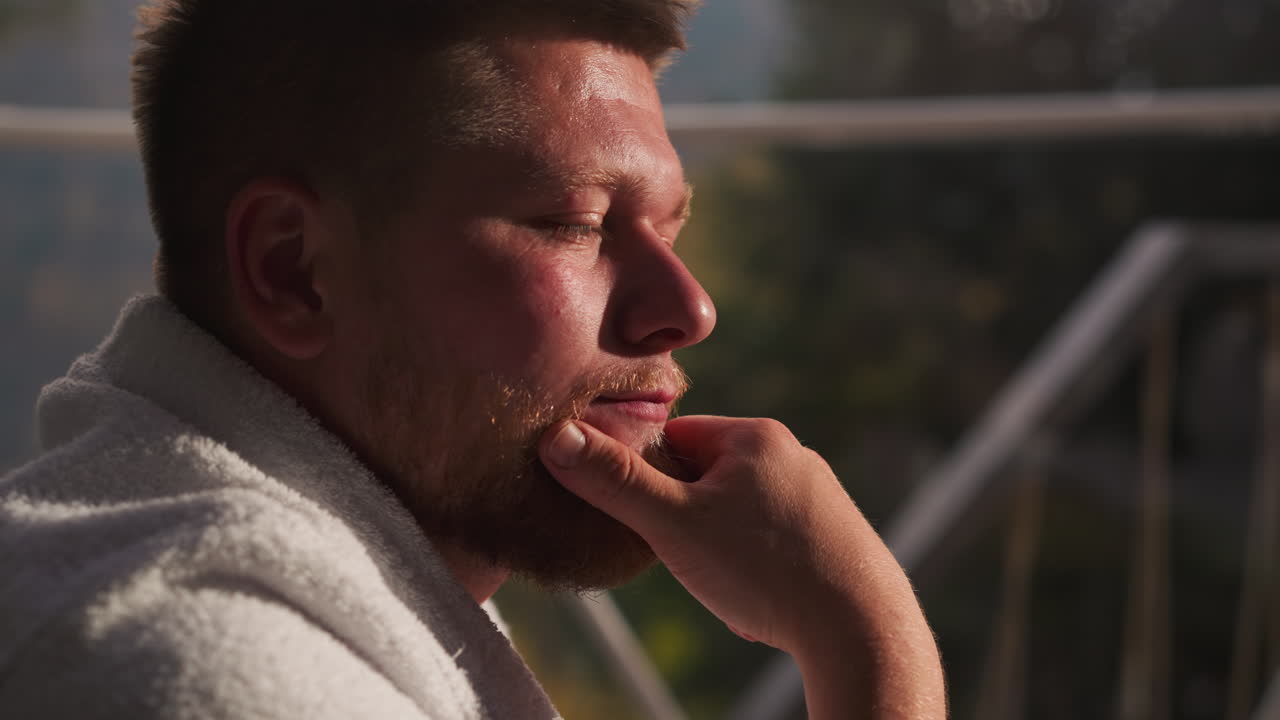 Homem de Perfil, Profundamente Pensativo
