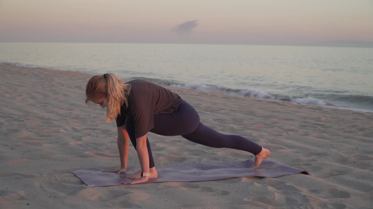 profesora de yoga realizando movimientos de yoga en la playa.