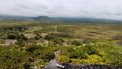 Paisaje-Idílico-De-La-Playa-De-Arena-Negra-De-Punaluʻu-En-La-Isla-Grande-De-Hawaii---Retroceso-Aéreo