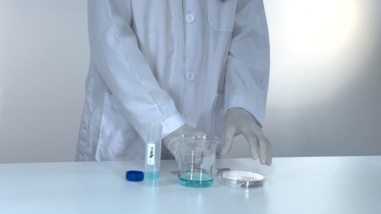 el científico lleva a cabo una reacción química con sulfato de cobre