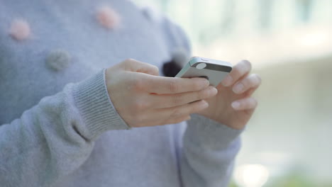 스마트폰을 사용하는 여성의 손.