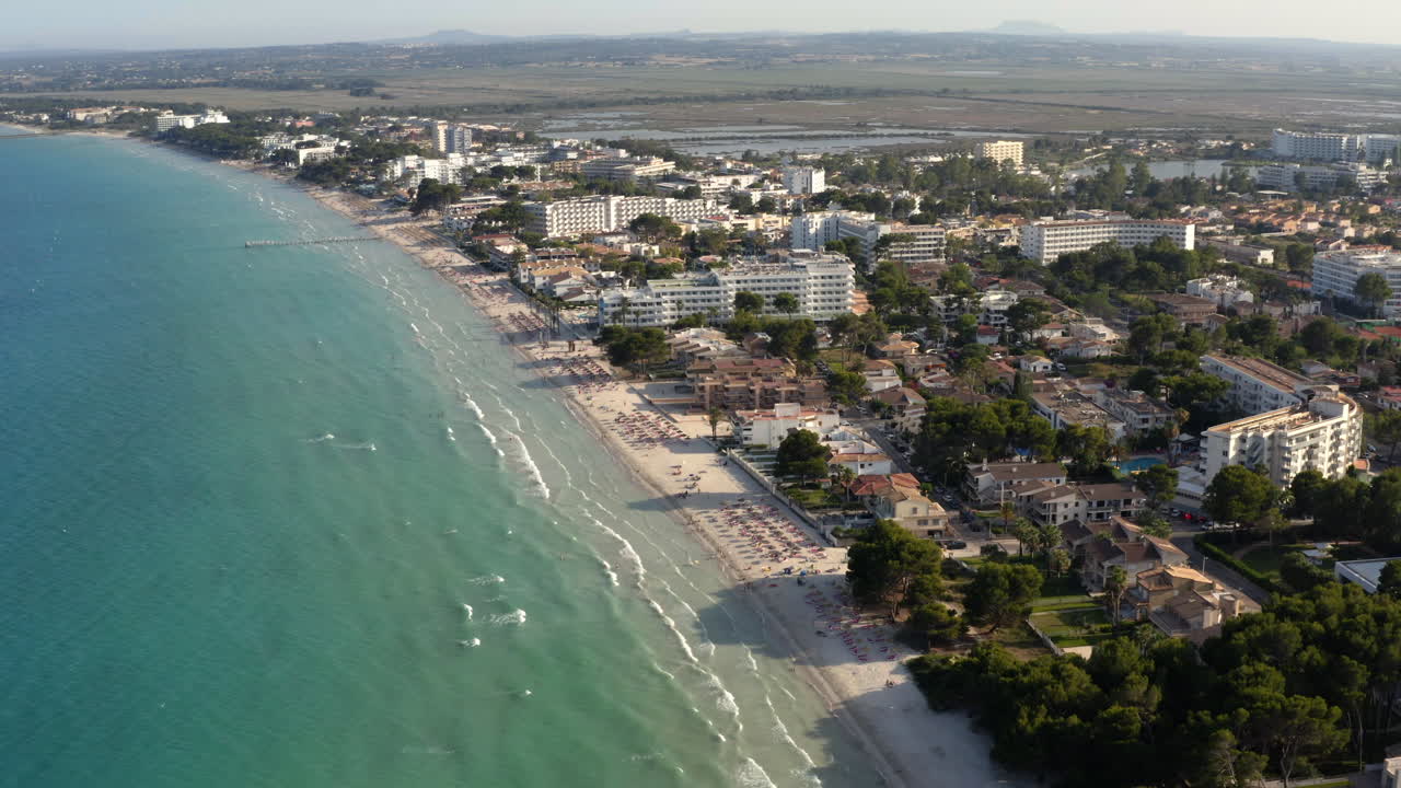 hoteles y playas en la costa mediterránea de alcudia, mallorca
