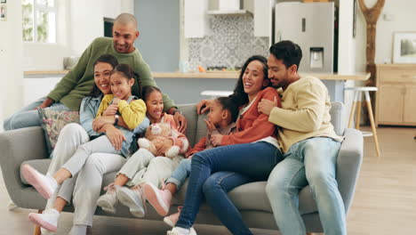 Gran-Familia,-Viendo-Televisión-Y-Juntos-En-El-Sofá